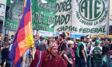Masiva movilización repudiando el golpe en Bolivia