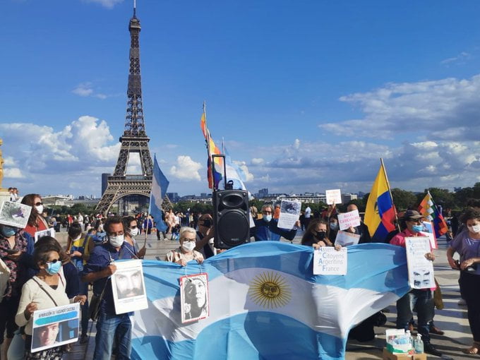 Argentinos se manifiestan en Francia contra Macri
