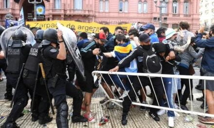 Vergonzosa acción policial contra asistentes a la despedida de Diego