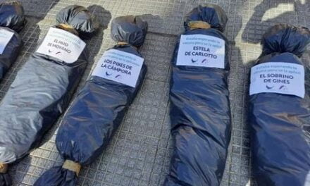 La marcha de Juntos por el Cambio puso bolsas mortuorias frente a la Rosada