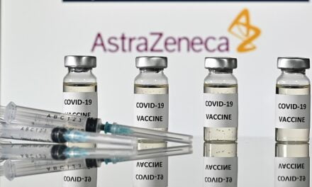 AstraZeneca promete dosis de la vacuna para abril