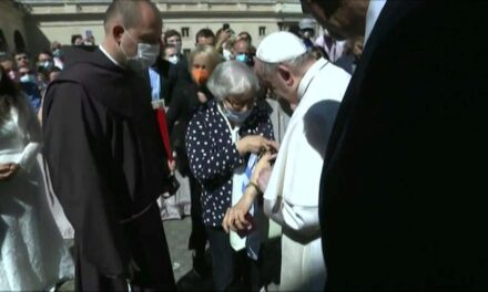 El Papa besó el brazo de una superviviente de Auschwitz