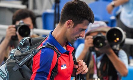 Djokovic mientras espera saber si lo deportan fue incluido en el abierto de Australia